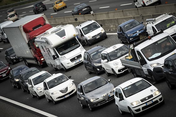 inizia l esodo estivo traffico da bollino rosso e allerta gialla per maltempo ecco dove