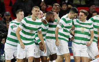 epa06344444 Celtic FC teammates cheer with Moussa Dembele (C) after he scored during the UEFA Champions League group B soccer match between Paris Saint-Germain and Celtic FC at the Parc des Princes Stadium in Paris, France, 22 November 2017.  EPA/IAN LANGSDON
