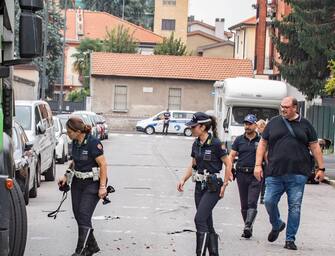 Donna travolta e trascinata da mezzo pesante Amsa, Polizia Locale sul posto per effettuare i rilievi, Milano, 18 settembre 2023. Soccorsa dal 118 mentre si trovava in arresto cardiocircolatorio, la donna di 70 anni è stata trasportata in codice rosso al San Raffaele.
Ansa/Andrea Fasani