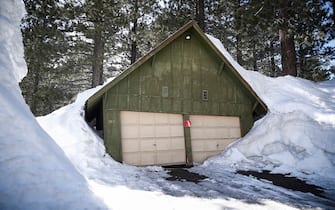 epa10556432 A garage is red-tagged after a recent storm brought 30 inches of snow in less than 24 hours earlier in the week, in Mammoth Lakes, California, USA, 02 April 2023. California's Mammoth Mountain has shattered its all-time snowfall record earlier this week, with more than 700 inches of snow so far this season, as reported by UC Berkeley Snow Lab. The state's snowpack has also reached an all-time high due to 17 atmospheric rivers that have been hitting the state since December, after years of drought.  EPA/CAROLINE BREHMAN