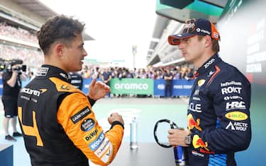 CIRCUIT DE BARCELONA-CATALUNYA, SPAIN - JUNE 22: Max Verstappen, Red Bull Racing, and pole man Lando Norris, McLaren F1 Team, talk after Qualifying during the Spanish GP at Circuit de Barcelona-Catalunya on Saturday June 22, 2024 in Barcelona, Spain. (Photo by Steven Tee / LAT Images)