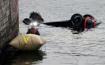 Le operazioni di recupero dei veicolo che ieri notte è caduto nel lago di Como. Ancora incerta la dinamica dei fatti che ha portato alla morte di una donna, Tiziano Tozzo di 45 anni, e di un uomo, Moragn Algeri di 38 anni. Como 7 Gennaio 2024.
ANSA / MATTEO BAZZI