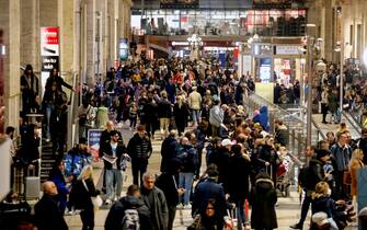 Caos in stazione centrale, treni cancellati e ritardi a Milano, 20 aprile 2023.ANSA/MOURAD BALTI TOUATI

