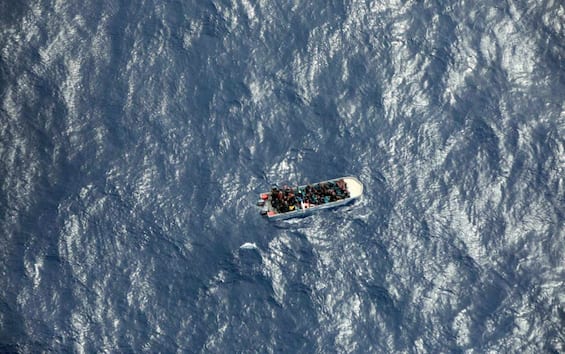 migranti 283 arrivati in 24 ore a lampedusa nell8217hotspot 915 persone
