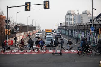 Pedoni e ciclisti attraversano un incrocio durante la manifestazione, Bologna,16 gennaio 2024. ANSA/MAX CAVALLARI
