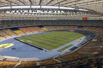 Lo stadio Olimpico di Kiev prima del fischio dell'arbitro tra le due squadre