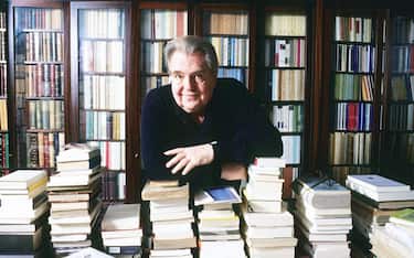 Italian writer Giuseppe Pontiggia (1934 - 2003), Milano, 22nd December 1998.(Photo by Leonardo Cendamo/Getty Images)