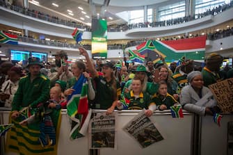 epa10950293 Fans welcome the Springbok rugby team upon the team's arrival in the country after winning the 2023 Rugby World Cup, in Johannesburg, South Africa, 31 October 2023. The Springboks won back to back Rugby World Cups and are the only team to have won four titles. They will embark on a trophy tour around the country starting 02 November.  EPA/KIM LUDBROOK