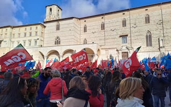 La manifestazione regionale in piazza 4 Novembre a Perugia in occasione dello sciopero generale di otto ore proclamato da Cgil e Uil, Perugia, 17 novembre 2023.
ANSA/ CLAUDIO SEBASTIANI
