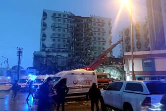 epa10450292 Turkish soldiers and medics work at the site of a collapsed building after an earthquake in Diyarbakir, Turkey 06 February 2023. According to the US Geological Service, an earthquake with a preliminary magnitude of 7.8 struck southeast Turkey close to the Syrian border. The earthquake caused buildings to collapse and sent shockwaves over northwest Syria, Cyprus, and Lebanon.  EPA/DENIZ TEKIN