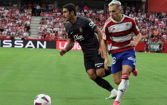 epa10822069 Granada's striker Bryan Zaragoza (R) fights for the ball against Mallorca's striker Abdon Prats (L) during the Spanish LaLiga soccer match between Granada CF and RCD Mallorca held at Los Carmenes stadium, in Granada, Spain, 26 August 2023.  EPA/Pepe Torres