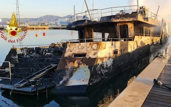 Yacht distrutto dalla fiamme