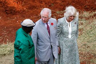 epa10952835 Britain's King Charles (C) and Queen Camilla (R) visit the Sheldrick elephant orphanage, on the outskirts of Nairobi, Kenya, 01 November 2023. Britain's King Charles III and his wife Queen Camilla are on a four-day state visit starting on 31 October 2023, to Nairobi and Mombasa. This will be the first official visit by Their Majesties to an African nation and the first to a commonwealth member state since their coronation in May 2023.  EPA/THOMAS MUKOYA / POOL