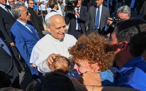 Pope Leone XIV greets people as he arrives for a two-week stay in the summer papal estate in Castel Gandolfo, 40 km southeast of Rome, on July 6, 2025. The newly elected Pope Leo XIV, revives a long-standing papal tradition paused under Francis, as Castel Gandolfo prepares to welcome a pope for the first time in over a decade. (Photo by Andreas SOLARO / AFP)
