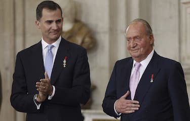 MADRID, SPAIN - JUNE 18:  (L-R) Prince Felipe of Spain and King Juan Carlos of Spain attend the official abdication ceremony at the Royal Palace on June 18, 2014 in Madrid, Spain. King Juan Carlos of Spain's abdication takes effect at midnight local time. (Photo by Fernando Alvarado-Pool/Getty Images)