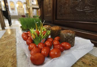epa06650091 Easter eggs are seen during a religious service as Georgian Orthodox Christians mark Good Friday at Trinity Cathedral in Tbilisi, Georgia, 06 April 2018. Good Friday is observed in Christianity as the the crucifixion of Jesus Christ, and it is celebrated two days before Easter Sunday.  EPA/ZURAB KURTSIKIDZE