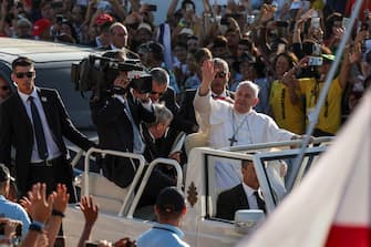 epa10787079 Pope Francis waves to pilgrims as he arrives to attend a Holy Mass on the last day of World Youth Day (WYD) at Parque Tejo in Lisbon, Portugal, 06 August 2023. The Pontiff is in Portugal on the occasion of World Youth Day (WYD), one of the main events of the Church that gathers the Pope with youngsters from around the world.  EPA/JOSE SENA GOULAO / POOL
