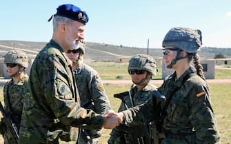 epa11227886 A handout photo made available on 18 March 2024 by the Spanish Royal Household shows Spain's King Felipe VI (2-L) shaking hands with his eldest daughter, Crown Princess Leonor (2-R) as she takes part in maneuvers and combat exercises along with the Spanish General Military Academy's cadets at the San Gregorio National Military Training Center, outside Zaragoza, northeastern Spain, 15 March 2024 (issued 18 March 2024).  EPA/FRANCISCO GOMEZ/SPANISH ROYAL HOUSEHOLD HANDOUT   HANDOUT EDITORIAL USE ONLY/NO SALES HANDOUT EDITORIAL USE ONLY/NO SALES