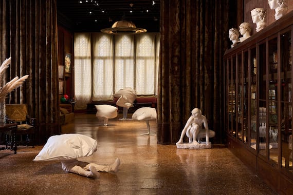 Erwin Wurm, Dreamers. Museo Fortuny, Venezia. Photo Markus Gradwohl