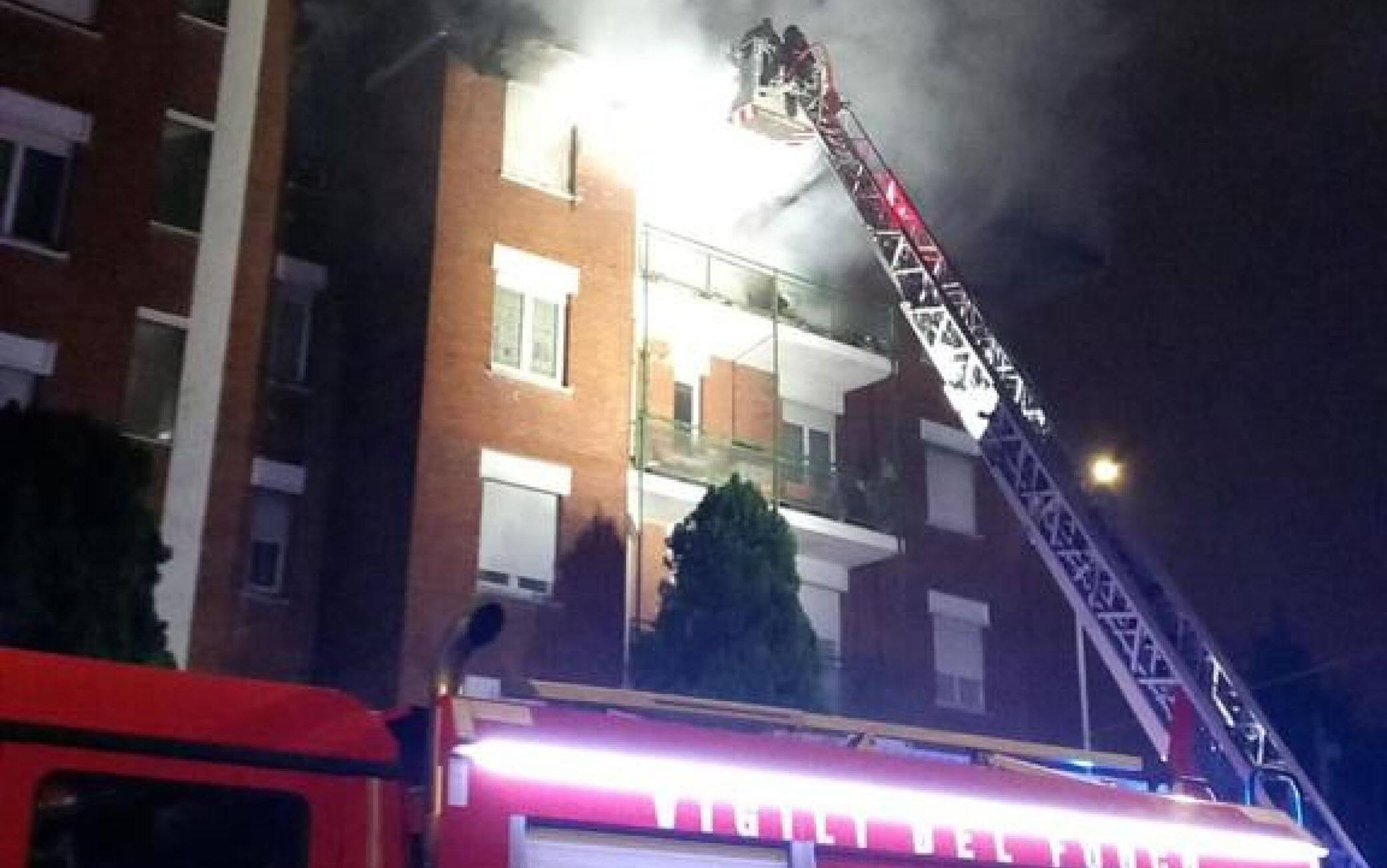 Un incendio ha distrutto un appartamento al quarto piano di una palazzina a Bollate, nel Milanese, e ha reso inagibili alcune abitazioni a causa di danni strutturali. I vigili del fuoco sono intervenuti intorno alla mezzanotte con diverse squadre per domare le fiamme. Secondo quanto riferito dagli stessi vigili del fuoco, nessuno è rimasto ferito o intossicato.ANSA/Vigili del Fuoco EDITORIALUSE ONLY NO SALES