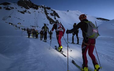 epa06682851 Competitors on their way to the 'Col De Riedmatten' pass and 'Col De Tsena Refien' pass, during the 21st Glacier Patrol race (Patrouille des Glaciers 2018, PDG) near Arolla, Switzerland, 21 April 2018. The Glacier Patrol, organized by the Swiss Army, runs from 17 to 21 April. Highly-experienced hiker-skiers trek for over 53km (3994m ascent and 4,090m descent) along the Haute Route along the Swiss-Italian border from Zermatt to Verbier.  EPA/ANTHONY ANEX