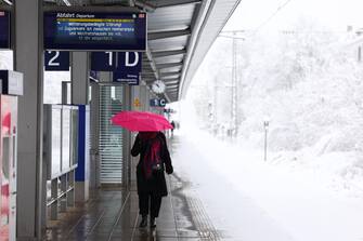 epa11007146 A woman walks along a train platform amid heavy snow in Munich, Germany, 02 December 2023. Due to heavy snowfall, flight operations at Munich Airport have been temporarily suspended until 03 December at 6 a.m., the airport announced. Several railway lines around Bavaria's state capital Munich had to be closed overnight, Deutsche Bahn (DB) said. Snowfall is expected to continue throughout the day in south and southeast Germany with as much as 20 to 40 cm of snow covering some areas of Bavaria, followed by frost and partly slippery conditions, the German Meteorological Service (DWD) warned.  EPA/ANNA SZILAGYI