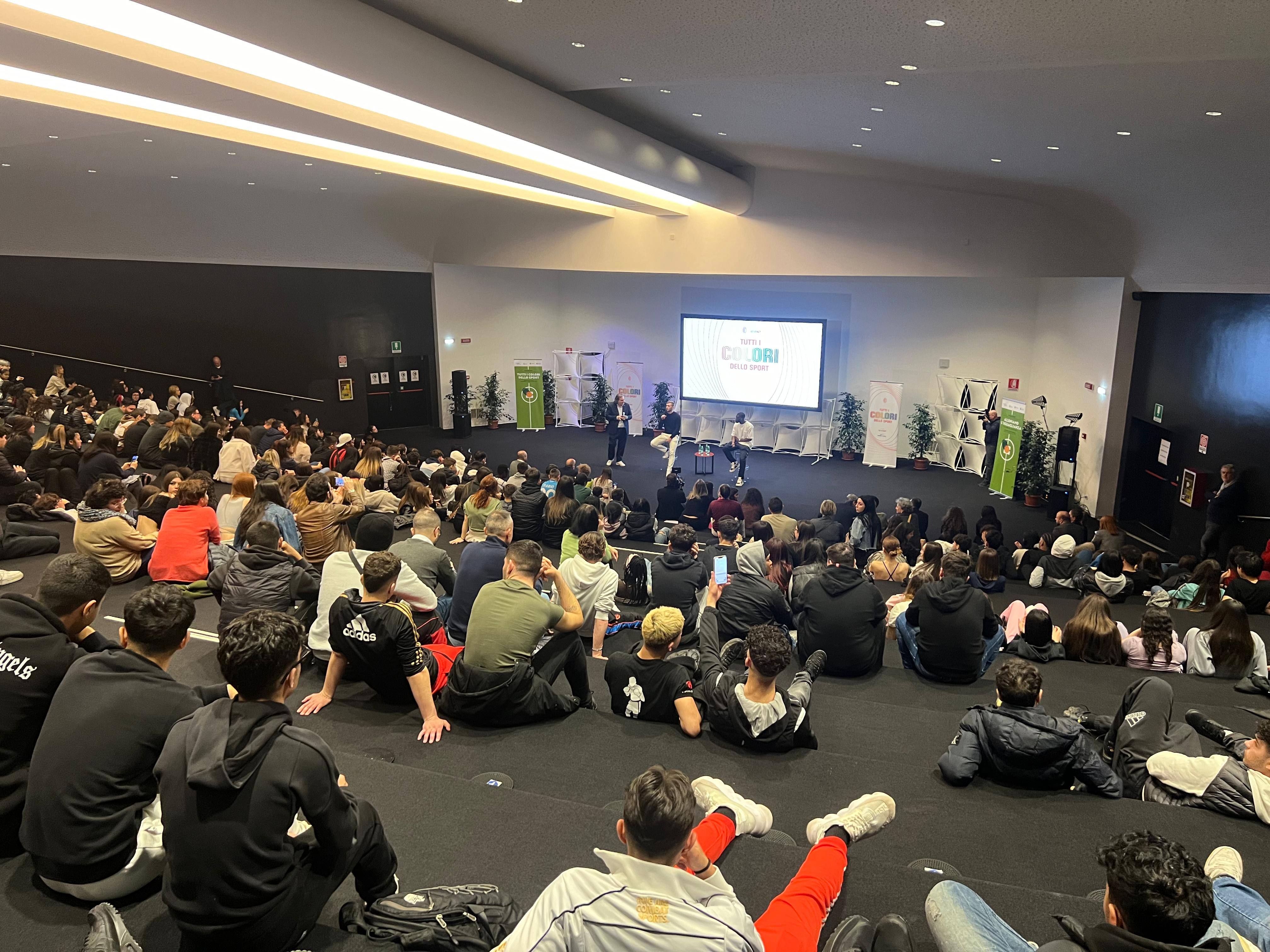 Pobega e Tomori con gli studenti