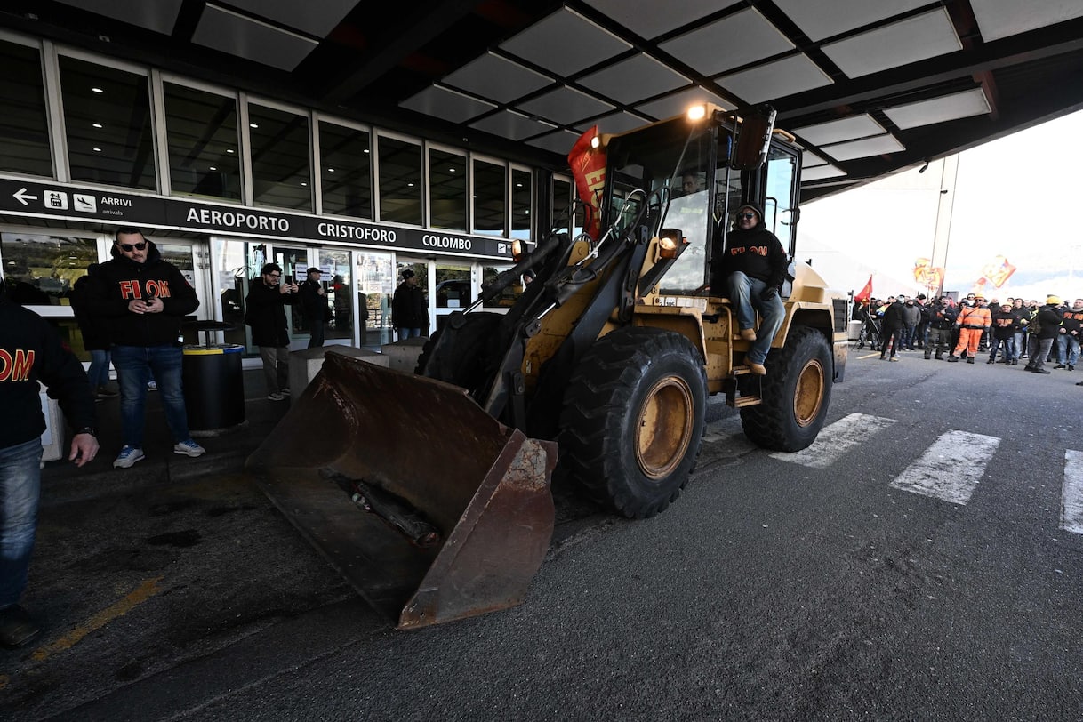 genova lavoratori ex ilva occupano area partenze dell8217aeroporto foto
