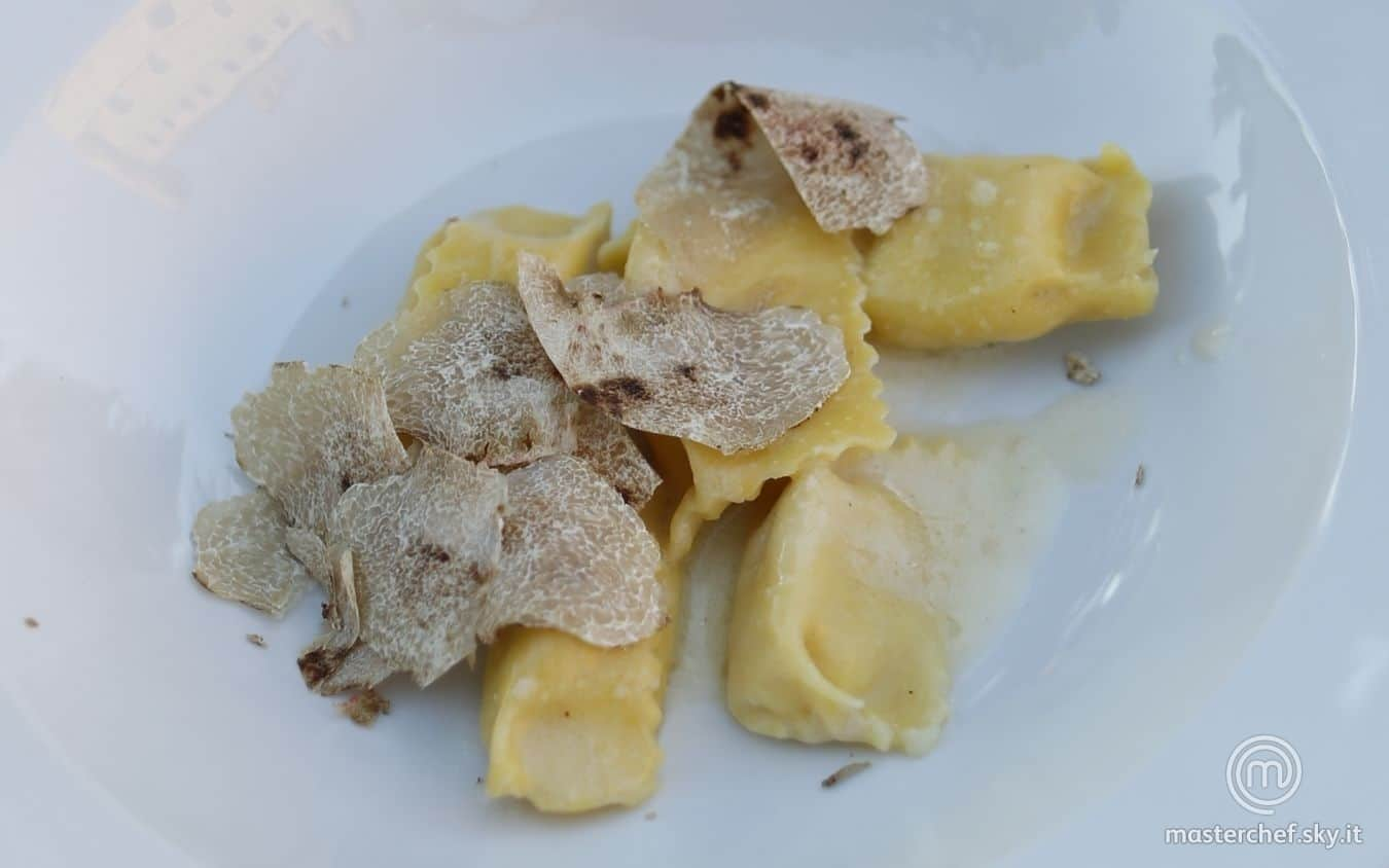 Plin ripieni di nocciole e Raschera con burro e tartufo bianco d’Alba