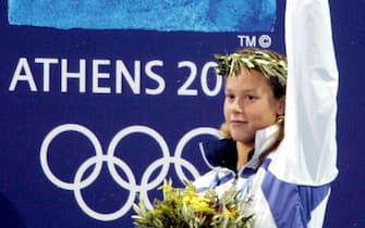 Federica Pellegrini, allenata da Massimiliano Di Mito, festeggia sul podio la conquista della medaglia d'argento nei 200 stile libero ad Atene, in una foto del 17 agosto 2004.   ANSA / ELIO CASTORIA