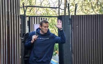 Russian opposition leader Alexei Navalny waves as he leaves the detention centre in Moscow on August 23, 2019. - Kremlin critic Alexei Navalny was released on August 23, 2019, after serving 30 days in jail for urging protests against the exclusion of opposition candidates from upcoming elections in Moscow, his spokeswoman said. (Photo by Vasily MAXIMOV / AFP)        (Photo credit should read VASILY MAXIMOV/AFP via Getty Images)