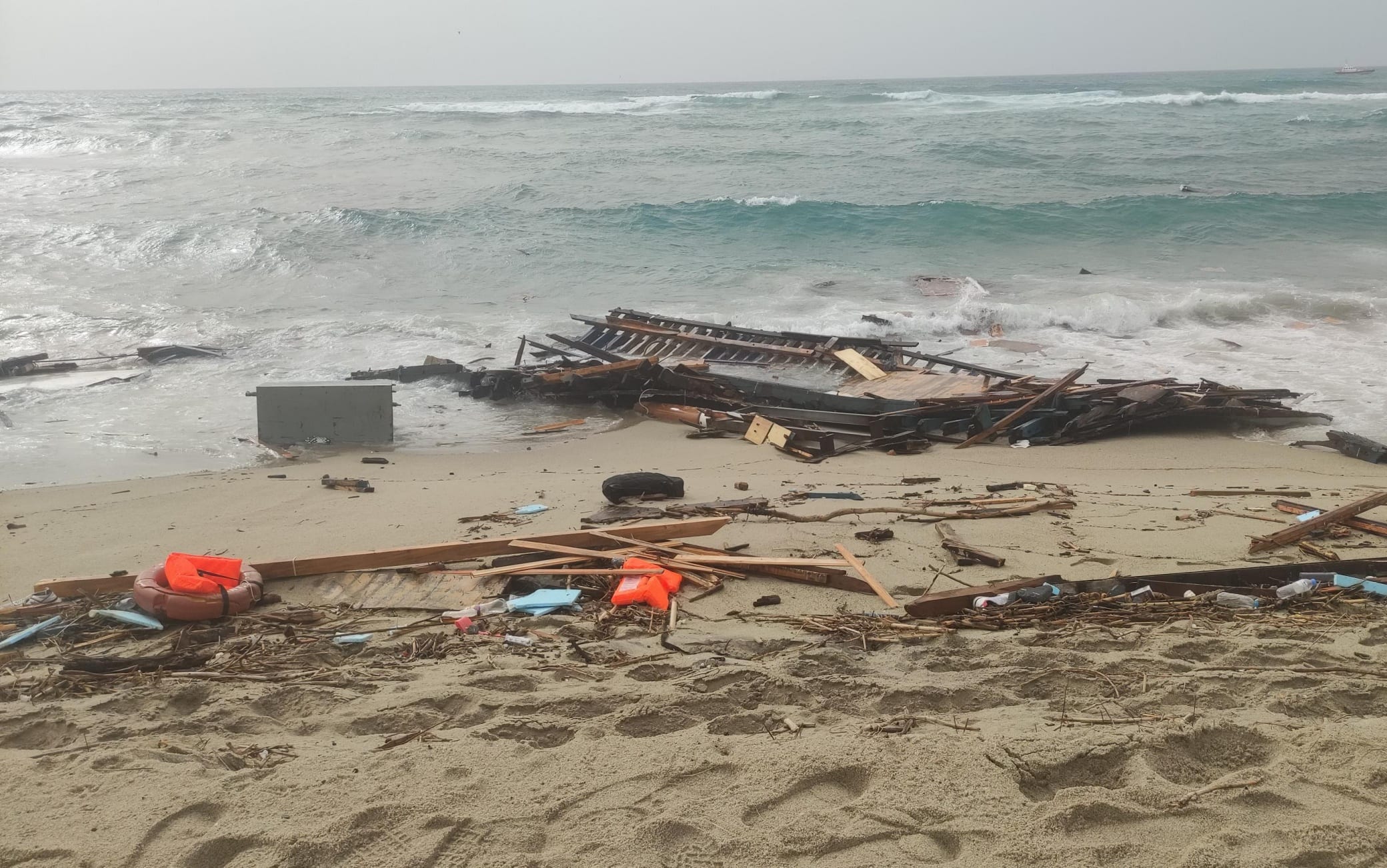 Migranti, naufragio a Crotone. Oltre 50 i morti. Barca spezzata in due. LE  FOTO