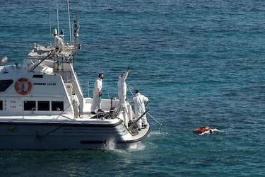 EDITORS NOTE: Graphic content / TOPSHOT - Greek coastguard rescuers recover a body from the sea off the island of Kythira, at the southern end of the Peloponnese Peninsula on October 9, 2022. - The death toll from the migrant boat wreck off the Greek island of Kythira, which prompted a dramatic cliffside rescue, has climbed to at least 11, the coastguard said on October 8, 2022. (Photo by Savvas Karmaniolas / AFP) (Photo by SAVVAS KARMANIOLAS/AFP via Getty Images)