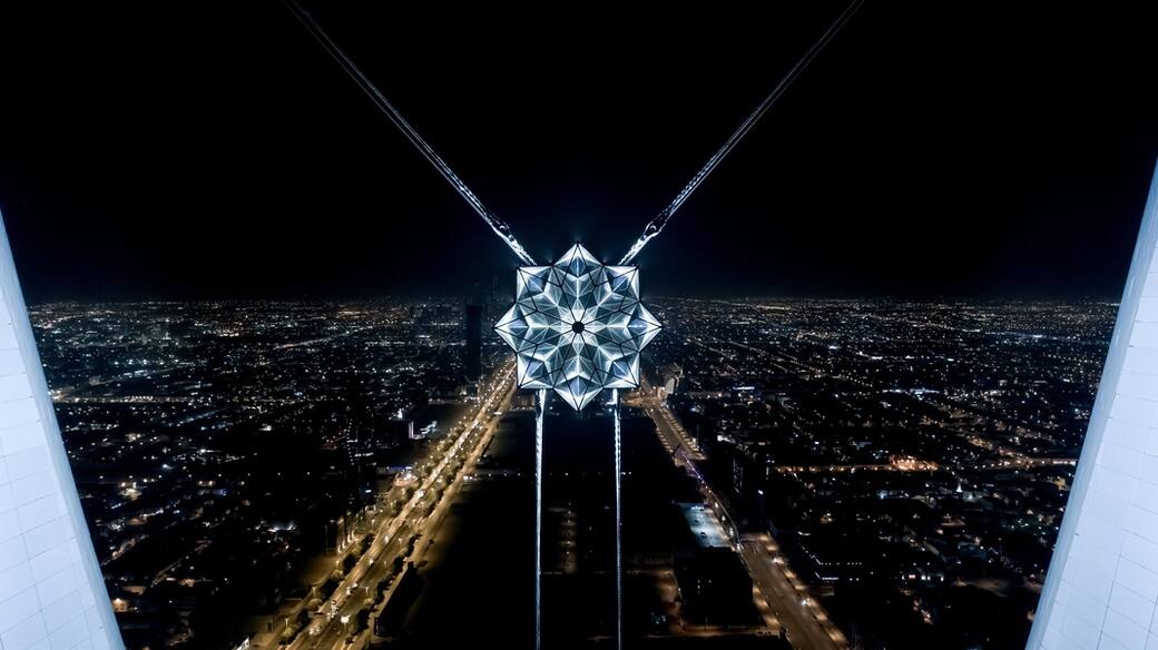 Koert_Vermeulen_Star_in_Motion_2021_Steel_aluminium_LED_lighting_Automatic_lighting_control_systems_625_cm_diameter_Courtes.jpg