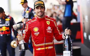 SUZUKA, JAPAN - APRIL 07: Carlos Sainz, Scuderia Ferrari, 3rd position, with his trophy and Champagne during the Japanese GP at Suzuka on Sunday April 07, 2024 in Suzuka, Japan. (Photo by Andy Hone / LAT Images)