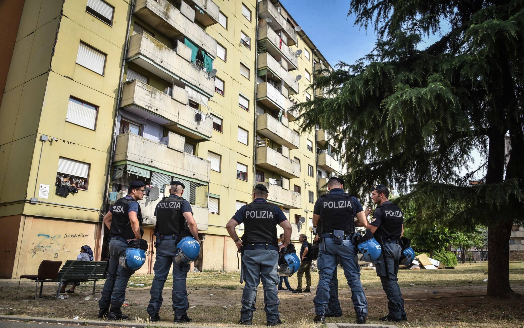 Sono otto, al momento, le perquisizioni in corso a Milano nelle case popolari in via Bolla, dove il 10 giugno scorso si ? verificata una maxi rissa tra abitanti rom e italiani, 17 giugno 2022. Cinque sono quelle delegate dall'autorit? giudiziaria alla Polizia di Stato, e altre sono in corso di iniziativa da parte degli investigatori. Contestualmente sono in corso anche cinque sgomberi, al momento limitati ai nuclei familiari dove si trovano indagati perquisiti, che sono stati portati in Questura per accertamenti. Secondo quanto appreso sul posto, sono state trovate mazze, bastoni e qualche coltello, ma non armi da fuoco. ANSA/ MATTEO CORNER