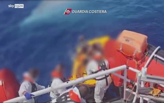 naufragio lampedusa le immagini del salvataggio