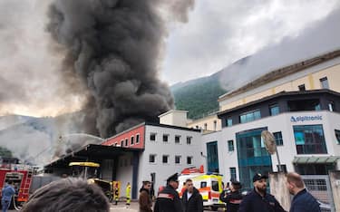 L'incendio scoppiato nella zona artigianale Piani, nei pressi dei Magazzini generali, Bolzano, 8 maggio 2024. ANSA/ GIUSEPPE MARZANO
