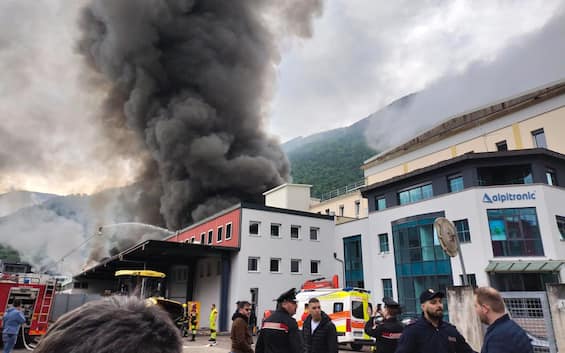 Incendio a Bolzano, a fuoco lo stabilimento industriale di Alpitronic. FOTO