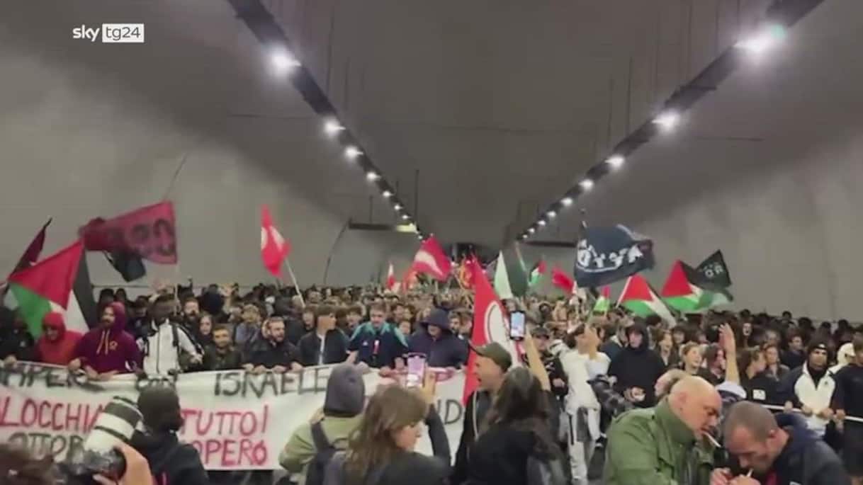 Abbordaggio Flotilla, manifestanti a Roma cantano Bella Ciao