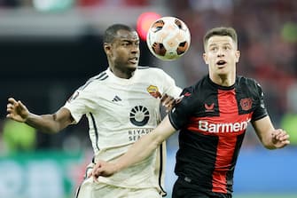 epa11329859 Adam Hlozek of Leverkusen (R) of Leverkusen and Evan Ndicka of Roma in action during the UEFA Europa League semifinal second leg soccer match between Bayer 04 Leverkusen and AS Roma in Leverkusen, Germany, 09 May 2024.  EPA/RONALD WITTEK