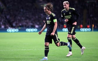 epa10165471 Luka Modric (L) of Real Madrid celebrates with teammate Federico Valverde after scoring his team's second goal during the UEFA Champions League group F match between Celtic Glasgow and Real Madrid in Glasgow, Britain, 06 September 2022.  EPA/ROBERT PERRY