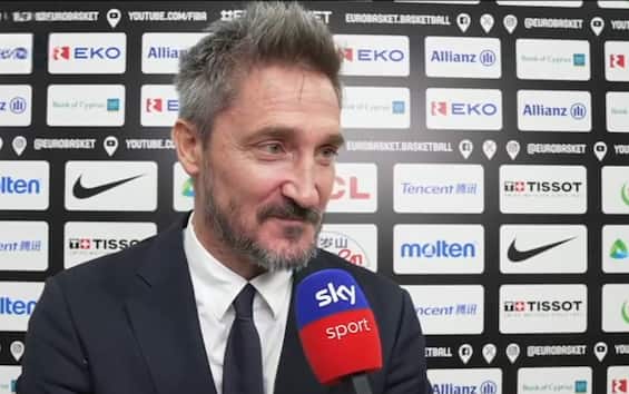 https://static.sky.it/editorialimages/e586c44dbf187a45aba4e62c2148edd68cb0281b/skysport/it/basket/video/2025/09/04/europei-basket-italia-cipro-armani-pozzecco-intervista-1033693/pozzecco_intv_italia_cipro_ok.jpg?im=Resize,width=565