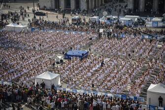 Ballerini durante l'evento On Dance con Roberto Bolle in piazza Duomo, Milano, 10 Settembre 2023. (danza, ballerini, ballerina, ballo, generica, simbolica). 
Italian dancers during  tthe event 'On Dance', in Milan, Italy, 10 September 2023. 2300 dance school students arrived from all over Italy to participate in the second edition of 'On dance', days dedicated to dance conceived and promoted by Roberto Bolle. ANSA/MATTEO CORNER
ANSA/MATTEO CORNER