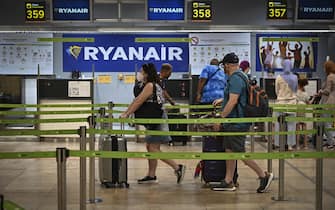 epa10091067 Passengers wait in line at the Ryanair check-in desks at Adolfo Suarez Airport in Madrid, Spain, 25 July 2022, on first day of a planned four-day strike action to which Ryanair cabin crew are called for, this week.  EPA/FERNANDO VILLAR