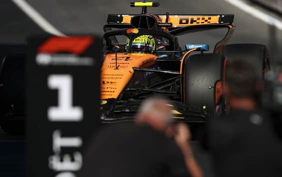https://static.sky.it/editorialimages/e5be660c9534f2bde834537aa398eb7932d62cea/skysport/it/motori/formula-1/video/2025/06/28/f1-gp-austria-vanzini-commento-video/norris-mclare_ipa.jpg?im=Resize,width=565