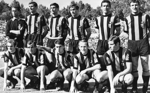 30th May 1967:  The players of Inter Milan pose for photographs prior to their game against Celtic in the European Cup Final in Lisbon. They lost 2 - 1 to Celtic.  (Photo by Central Press/Getty Images)