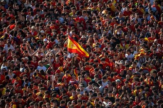 epa11480386 People await the arrival of Spain's national soccer team to celebrate the UEFA EURO 2024 victory at the Fountain of Cybele in Madrid, Spain, 15 July 2024. Spain defeated England by 2-1 in the final of the 2024 European Championship in Germany on 14 July 2024.  EPA/FERNANDO VILLAR