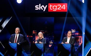 Il candidato del centrosinistra Alessio D'Amato (D), la candidata del M5S Donatella Bianchi e il candidato del centrodestra, Francesco Rocca, durante il Confronto di Sky TG24 in vista delle elezioni per la presidenza della Regione Lazio, Roma, 03 febbraio 2023. 
ANSA/RICCARDO ANTIMIANI