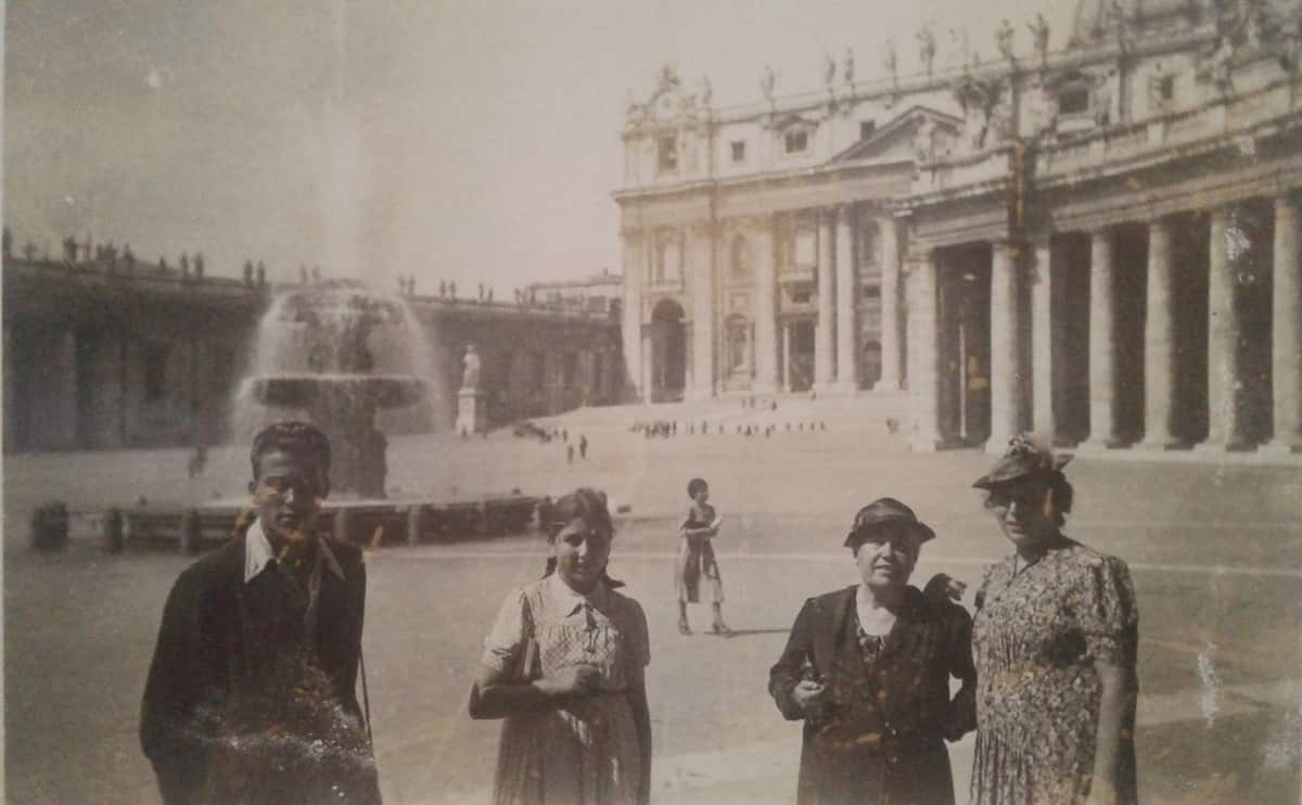 Roma-passeggiata-a-Piazza-San-Pietro.-Roma-1933.-Elena-Musumeci-scenedaunpatrimonio-unapiazzaa....jpg